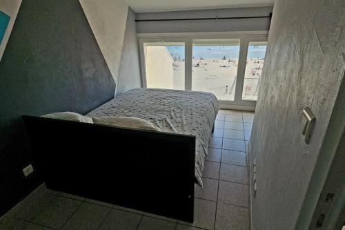 - une chambre avec un lit et une vue sur la plage dans l'établissement Appartement sur la plage, à Fos-sur-Mer