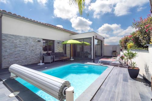 une piscine dans l'arrière-cour d'une maison dans l'établissement Villa mer et montagne Banyuls, à Banyuls-dels-Aspres