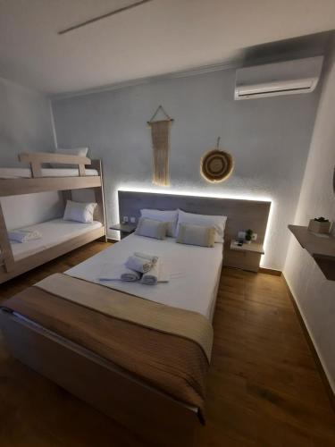una camera da letto con un grande letto bianco con cuscini bianchi di Bungalows anestis a Toroni