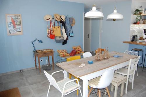 une salle à manger avec une table et des chaises dans l'établissement La Maison d'Été, à Noirmoutier-en-l'lle