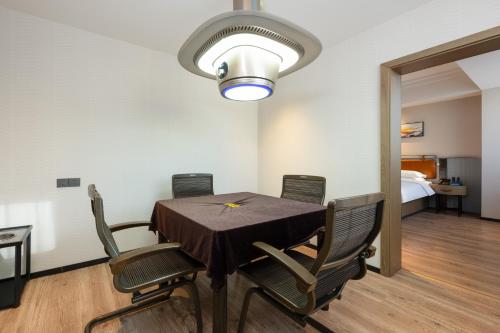 a dining room with a table and chairs at 宜尚酒店太原长风街店 in Taiyuan