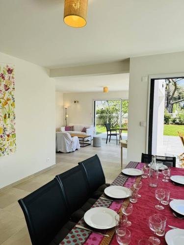 une table de salle à manger avec des verres à vin dessus dans l'établissement Maison au calme, proche plage, wifi, jardin clos, à Quiberon