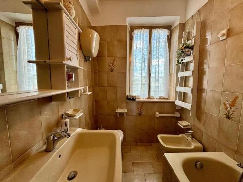 un baño con bañera y lavabo en La dimora tra gli elci, en Pantalla