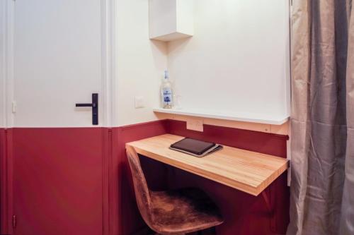 - une petite table avec un livre dans la chambre dans l'établissement WS Montparnasse - Maine, à Paris