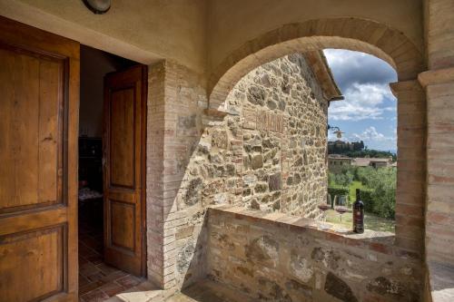 an archway in a stone house with a window at Agriturismo Il Ferralino in SantʼAngelo in Colle