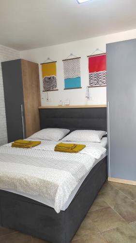 Postel nebo postele na pokoji v ubytování Apartment and Room Bonefacic
