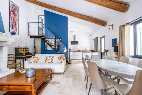 un salon avec un canapé blanc et une table dans l'établissement Gîte Le Figuier des Alpilles- 6p, à Eygalières