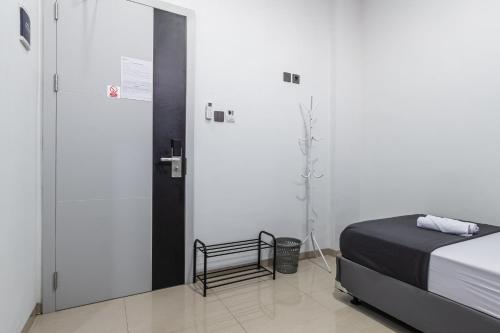 Postel nebo postele na pokoji v ubytování Monggo Mampir Tanjung Duren By Reccoma