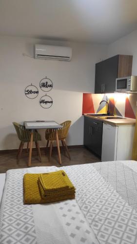 Kuchyň nebo kuchyňský kout v ubytování Apartment and Room Bonefacic