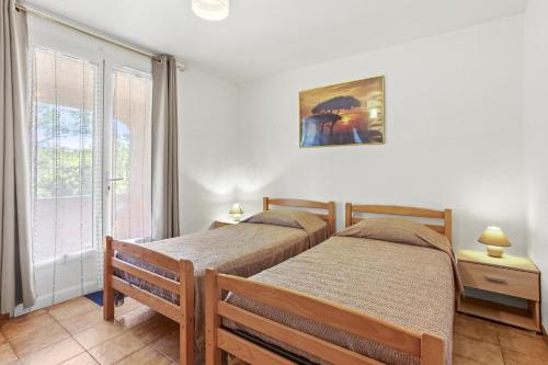 Ένα ή περισσότερα κρεβάτια σε δωμάτιο στο Appartement pour 4 Les Pins
