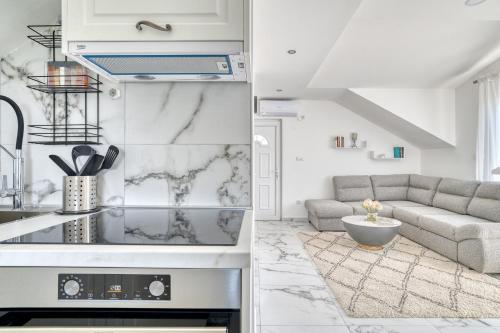 eine Küche und ein Wohnzimmer mit einem Sofa in der Unterkunft Apartment Paradise in Kotor