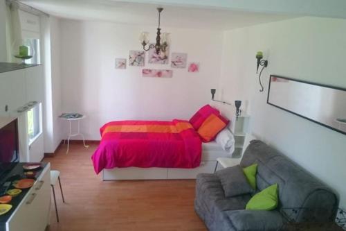 une chambre avec un lit et un canapé dans l'établissement le saphir, à Aix-les-Bains