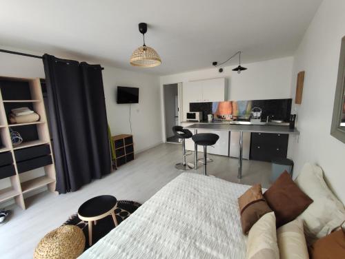 a living room with a bed and a kitchen at Residences Florale à Thionville - Coliving - Studios - Appartements in Thionville