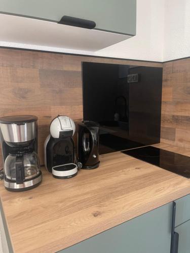 un comptoir de cuisine avec une cafetière et un mixeur dans l'établissement Parenthèse au bord de l'eau, à Port-la-Nouvelle