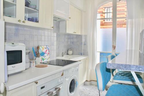 une cuisine avec un évier et une machine à laver dans l'établissement Near Paris, charming quiet sunny 2 rooms, à Pantin