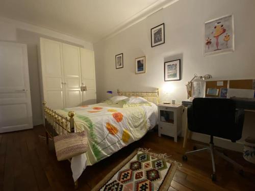Ein Bett oder Betten in einem Zimmer der Unterkunft Near Paris, charming quiet sunny 2 rooms
