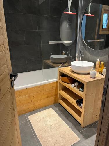 une salle de bain avec une baignoire, un lavabo et une douche dans l'établissement Appartement rez de jardin Megeve, à Megève