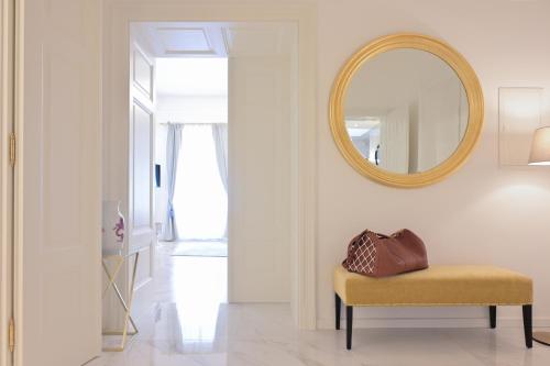 a room with a mirror and a bench with a purse at Villa Gutenberg Le Grand ---Free Parking--- in Klagenfurt