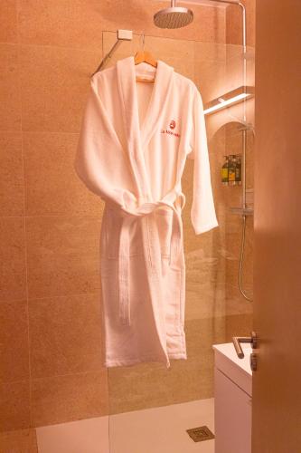 キャヴァレール・シュル・メールにあるHôtel La Ménadoの浴室に掛けられた衣