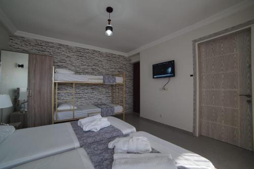 Ένα ή περισσότερα κρεβάτια σε δωμάτιο στο Holiday Village