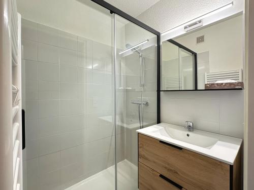 une salle de bain avec un lavabo et une douche en verre dans l'établissement Studio 4 Pers (AM113), aux Carroz d'Arâches