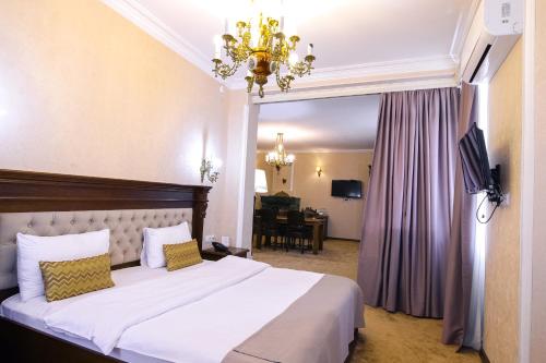 TV a/nebo společenská místnost v ubytování Hotel Imperial House