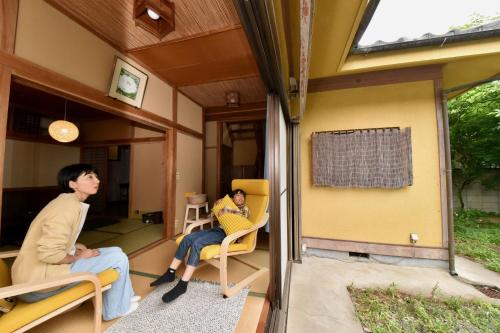 Yellow INNにあるテレビまたはエンターテインメントセンター