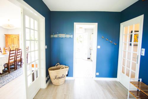 une chambre aux murs bleus et une porte avec un panier dans l'établissement -BALUM-MAISON FAMILIALE JARDIN Á 150M DES PLAGES, à Concarneau