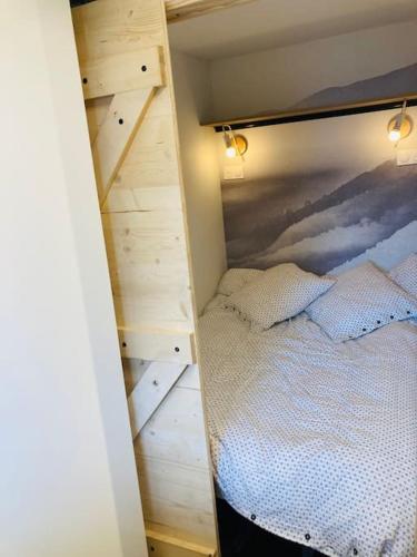 - une chambre avec des lits superposés et 2 oreillers dans l'établissement Duplex en altitude, appartement au calme, aux Angles