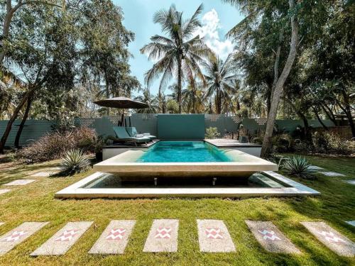 Piscina de la sau aproape de Villa Harimau-Original Joglo style 3B with pool