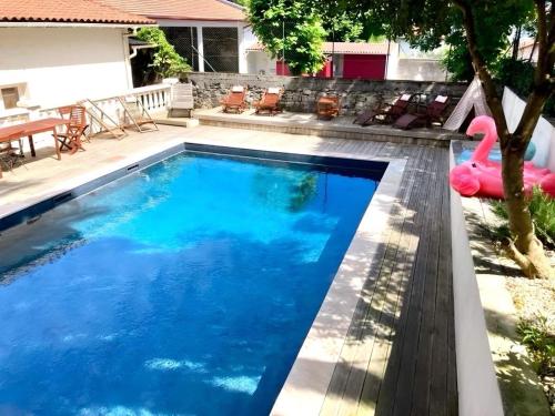 basen z różowym flamingiem na podwórku w obiekcie Charming 1 bedroom flat, Biarritz center with pool and car park w Biarritz