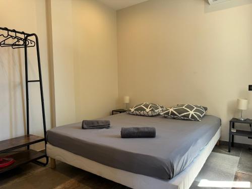 Ένα ή περισσότερα κρεβάτια σε δωμάτιο στο L'appartement Agave au Lavandou