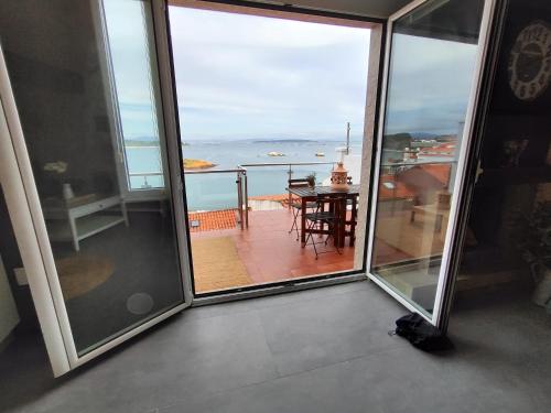 a room with a balcony with a view of the ocean at Casa Boa Vista in San Pedro