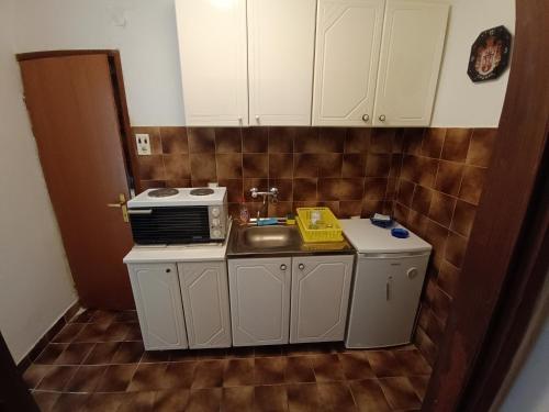Una cocina o cocineta en Mira i Ola Apartman