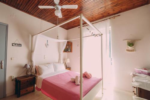 Ένα ή περισσότερα κρεβάτια σε δωμάτιο στο Captain's Spacious House Near The Beach - Happy Rentals