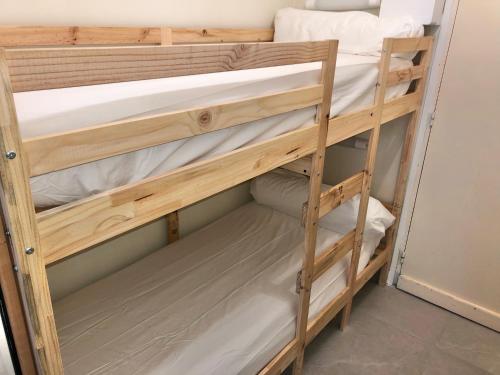 Un par de literas en una habitación en Le Regina Studio 5p mer parking, en Le Grau-du-Roi