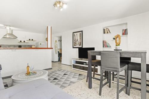 une cuisine et un salon avec une table et des chaises dans l'établissement Appartement La Marina, à Fréjus