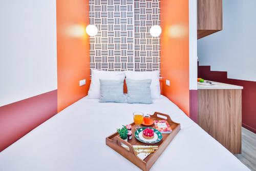 Cette chambre comprend un lit et un plateau/bouilloire. dans l'établissement WS Opéra - Châteaudun, à Paris