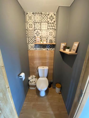 Elle comprend une petite salle de bains pourvue de toilettes et d'un mur en carrelage. dans l'établissement Grande Maison Vue Montagne au calme, à Rimplas