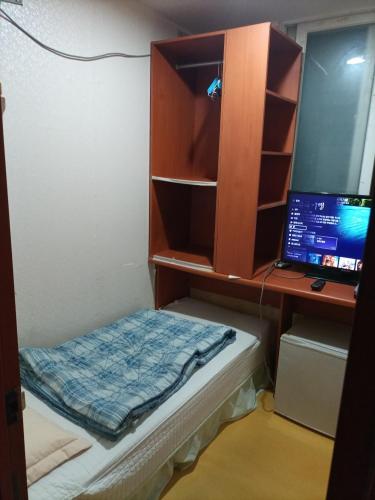 a small room with a desk and a laptop computer at Mokhwatel in Busan
