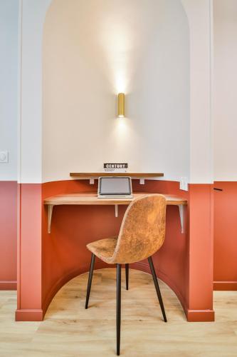 - un bureau avec un ordinateur portable et une chaise dans l'établissement WS Opéra - Châteaudun, à Paris