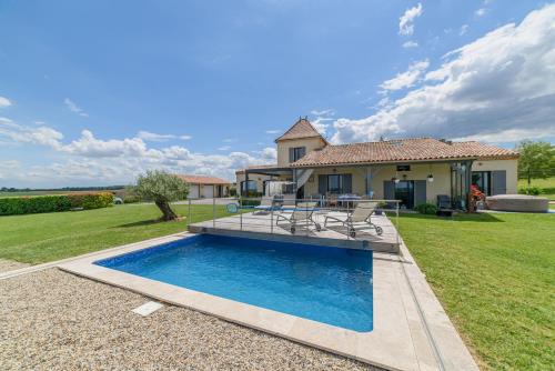 une villa avec piscine devant une maison dans l'établissement Chambres d'hôtes de Larouquette, à Monflanquin