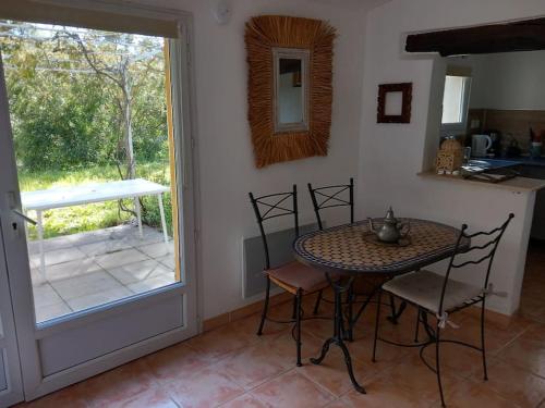 une salle à manger avec une table et des chaises et une fenêtre dans l'établissement Maison en Provence-Côte d'Azur, au Beausset