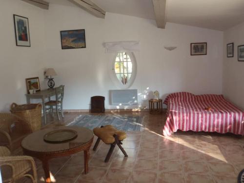 un salon avec un canapé et une table dans l'établissement Maison en Provence-Côte d'Azur, au Beausset