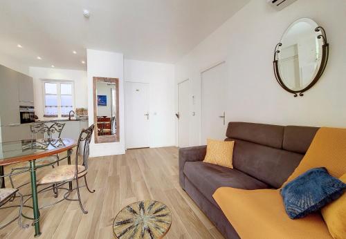 un salon avec un canapé et une table dans l'établissement Nestor&Jeeves - BRISE DE NICE - Balcony - Central, à Nice