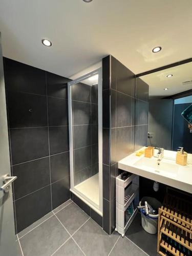 une salle de bain avec une douche, un lavabo et un miroir dans l'établissement JOIA Bassin d'Arcachon - LE ROOF 268, à La Teste-de-Buch