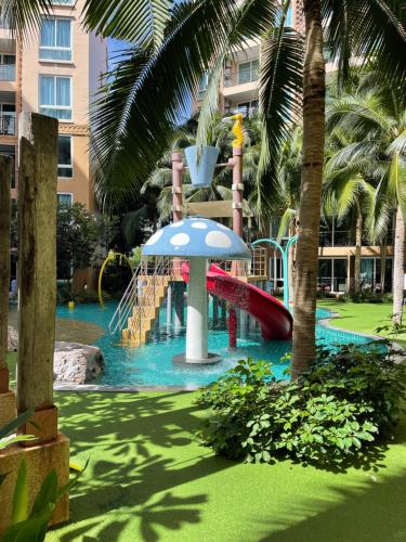 einen Wasserpark mit Rutsche und Spielplatz in der Unterkunft Atlantis Condo Resort Pattaya in Jomtien Beach