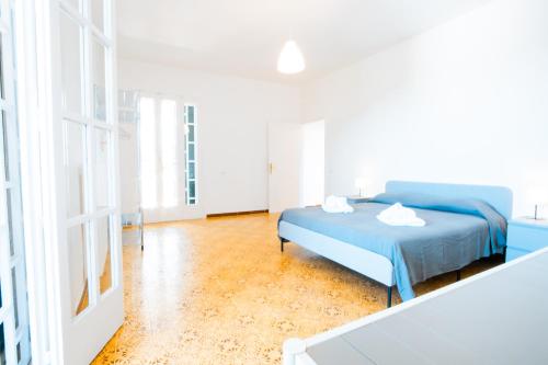Un dormitorio con una cama azul en una habitación. en BeachFront Villa, en Bari
