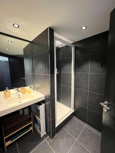 une salle de bain avec douche et lavabo dans l'établissement JOIA Bassin d'Arcachon - LE ROOF 269, à La Teste-de-Buch