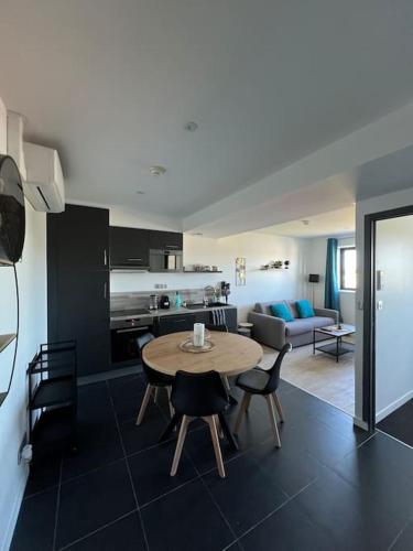 une cuisine et un salon avec une table et des chaises dans l'établissement JOIA Bassin d'Arcachon - LE ROOF 269, à La Teste-de-Buch